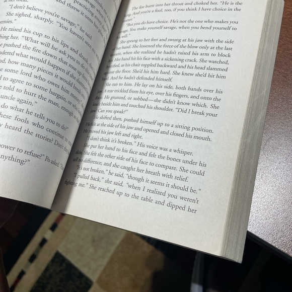 📖 Graceling by Kristin Cashore (paperback novel) - Picture 3 of 4